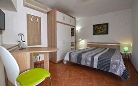 Yulia Apartments