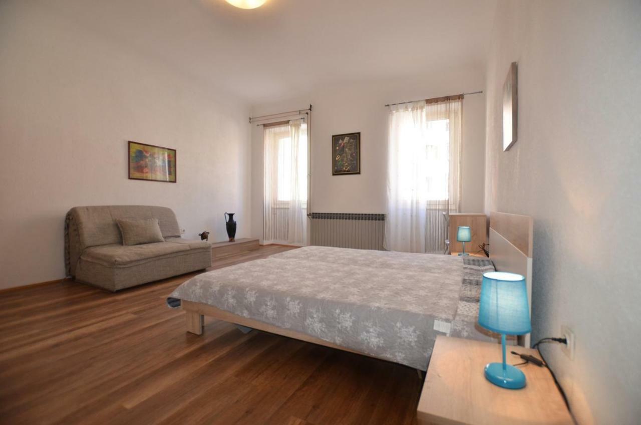 Yulia Apartments Rovigno Esterno foto