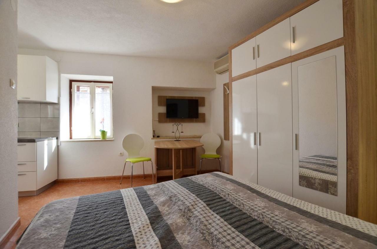 Yulia Apartments Rovigno Esterno foto